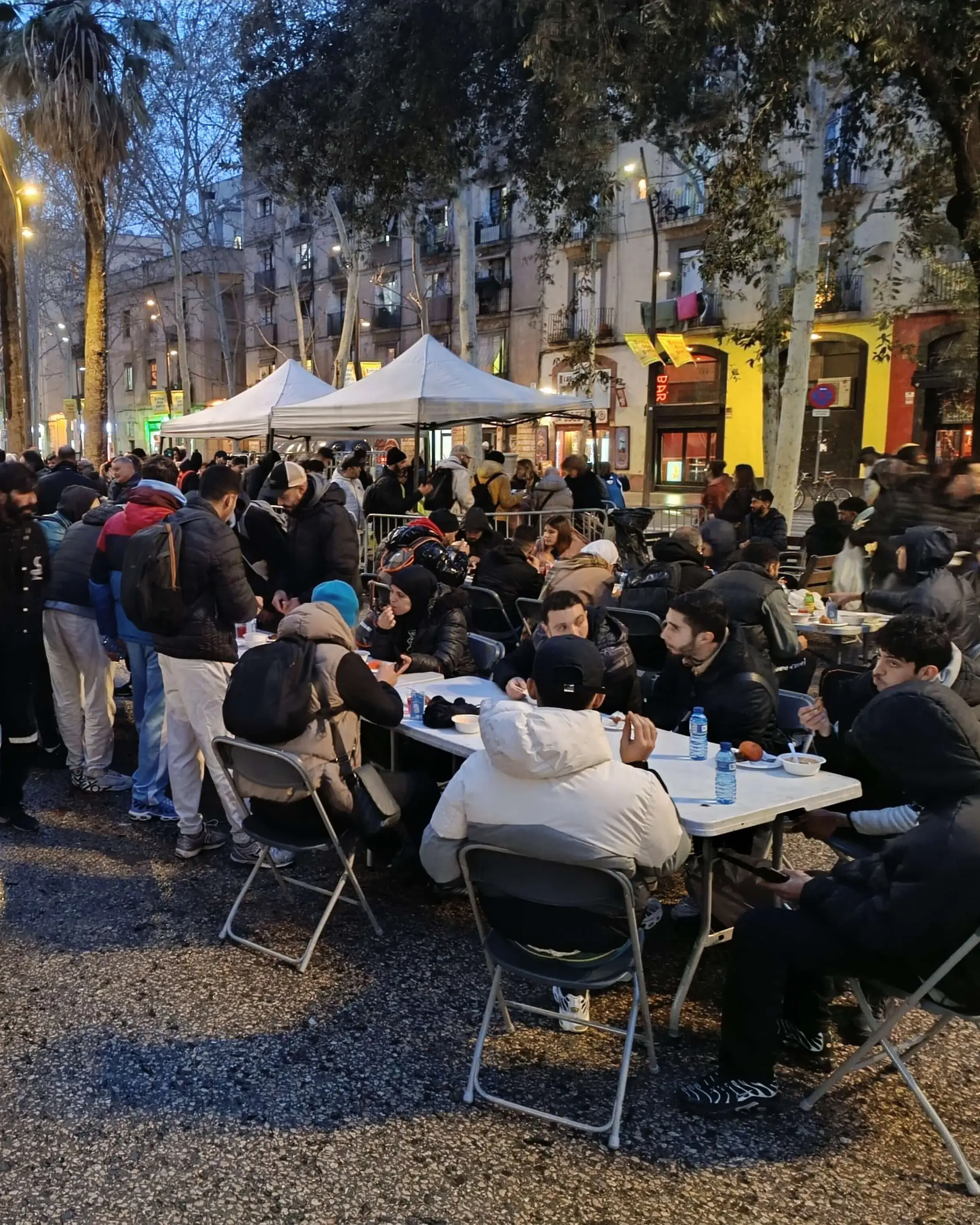 Imatge de la celebració de l'iftar popular del Raval de l'any anterior.