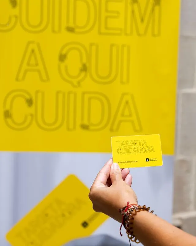 Una mà subjecta la targeta de Cuidadora de Barcelona