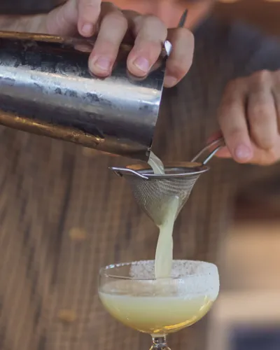 mans preparant un coctel
