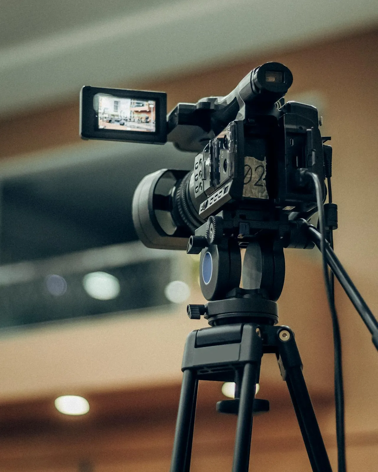 Un equip de videocàmera muntat sobre un trípode.