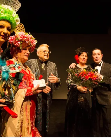 Grup de persones fent drag i vesitdes d'actuació