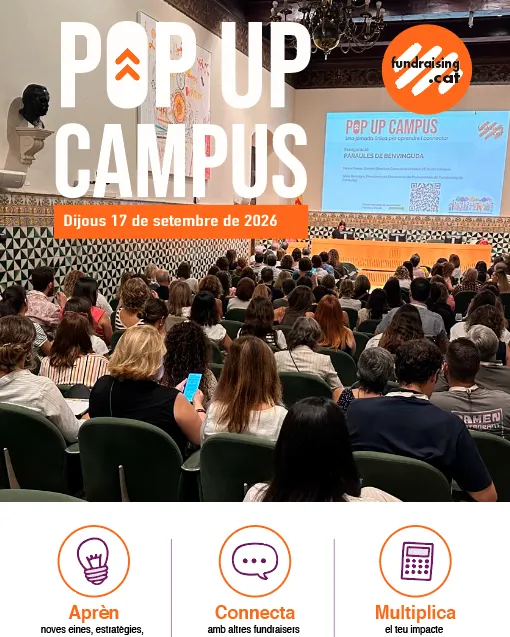 Cartell de les  jornades de Fundraising on apareix molta gent a una aula durant una presentació.