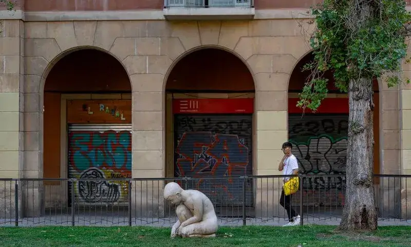 Escultura "La barca", de Gabriel Alabert, al centre de la plaça de Vicenç Martorell
