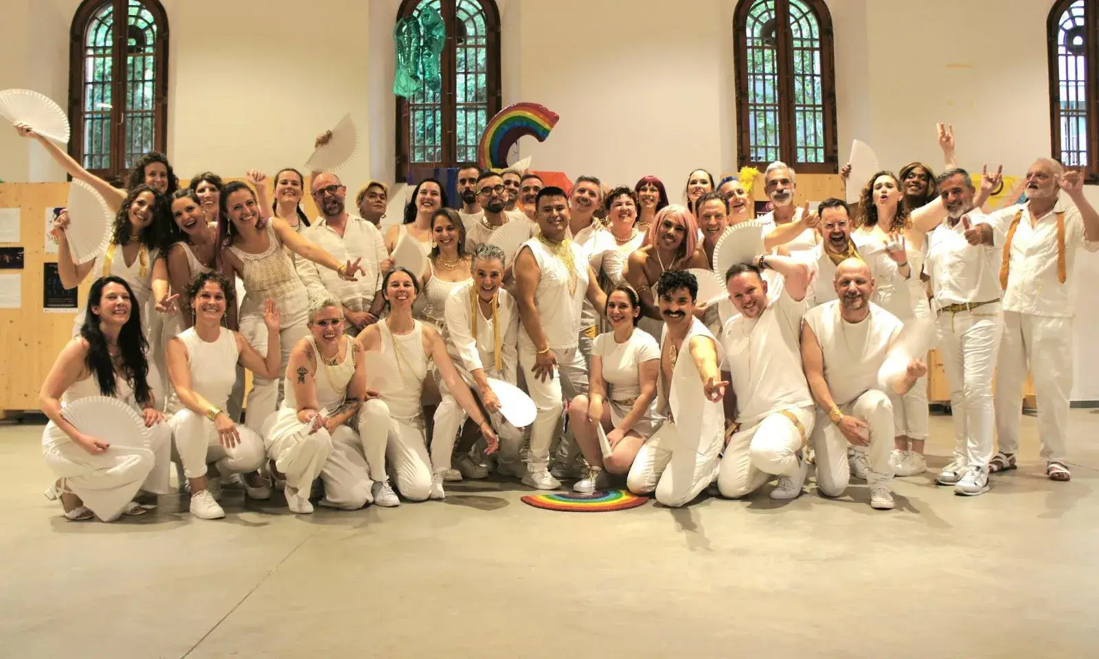 La coral és oberta a tothom i està formada per una cinquantena de persones. Font: Barcelona Rainbow Singers