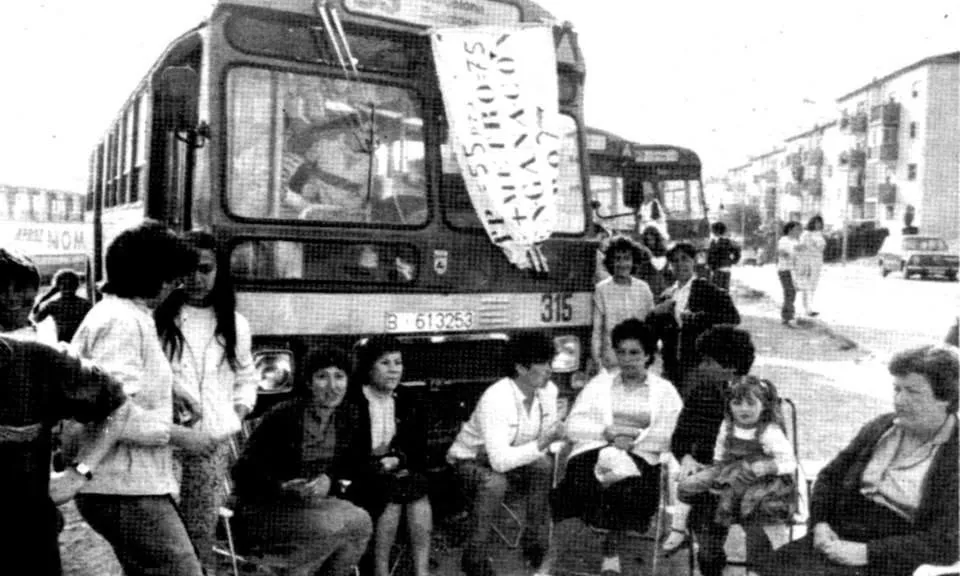 Veïnes assegudes davant un bus acabat de segrestar per part d'una associació de veïns del Pomar.