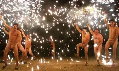 Exhibició dels Diables de Llorenç del Penedès nus 