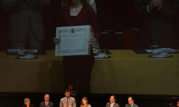 Cristina García, voluntària de Fundació Adsis recollint el guardó. 