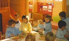 nens petits jugant