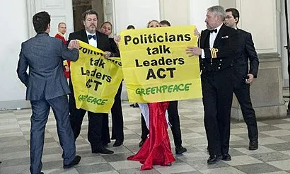 Protesta de Greenpeace al sopar de la reina de Dinamarca