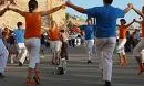 Fotografia de persones ballant sardanes. Galeria calafellvalo a Flickr.