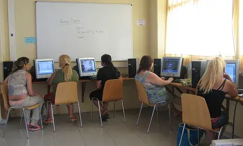 Dones en una aula d'informàtica. Extret de la galeria de liniatic, de Flickr