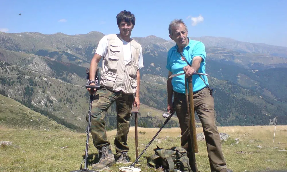 Lluis Bassaganya i Àlex Quadrado buscant material per les muntanyes de la vall.