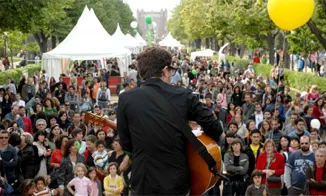 Actuació musical durant una edició passada de la Festa de la Solidaritat