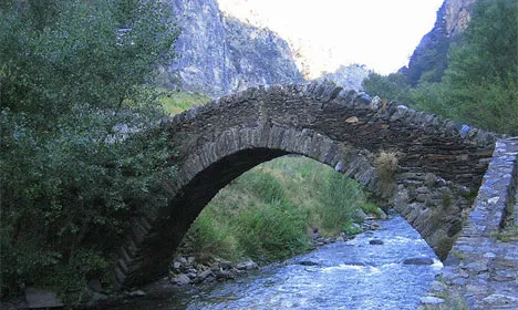 El pont de Sant Antoni a Andorra podria ser un bon símbol d’aproximació. 
