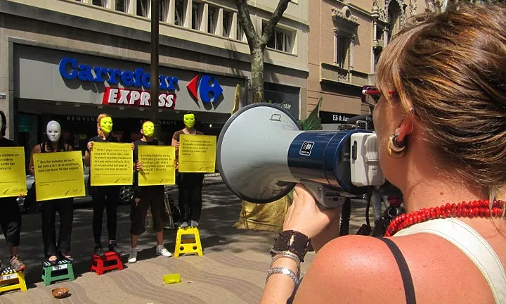 Flash mob davant del Carrefour Express de les Rambles, Barcelona
