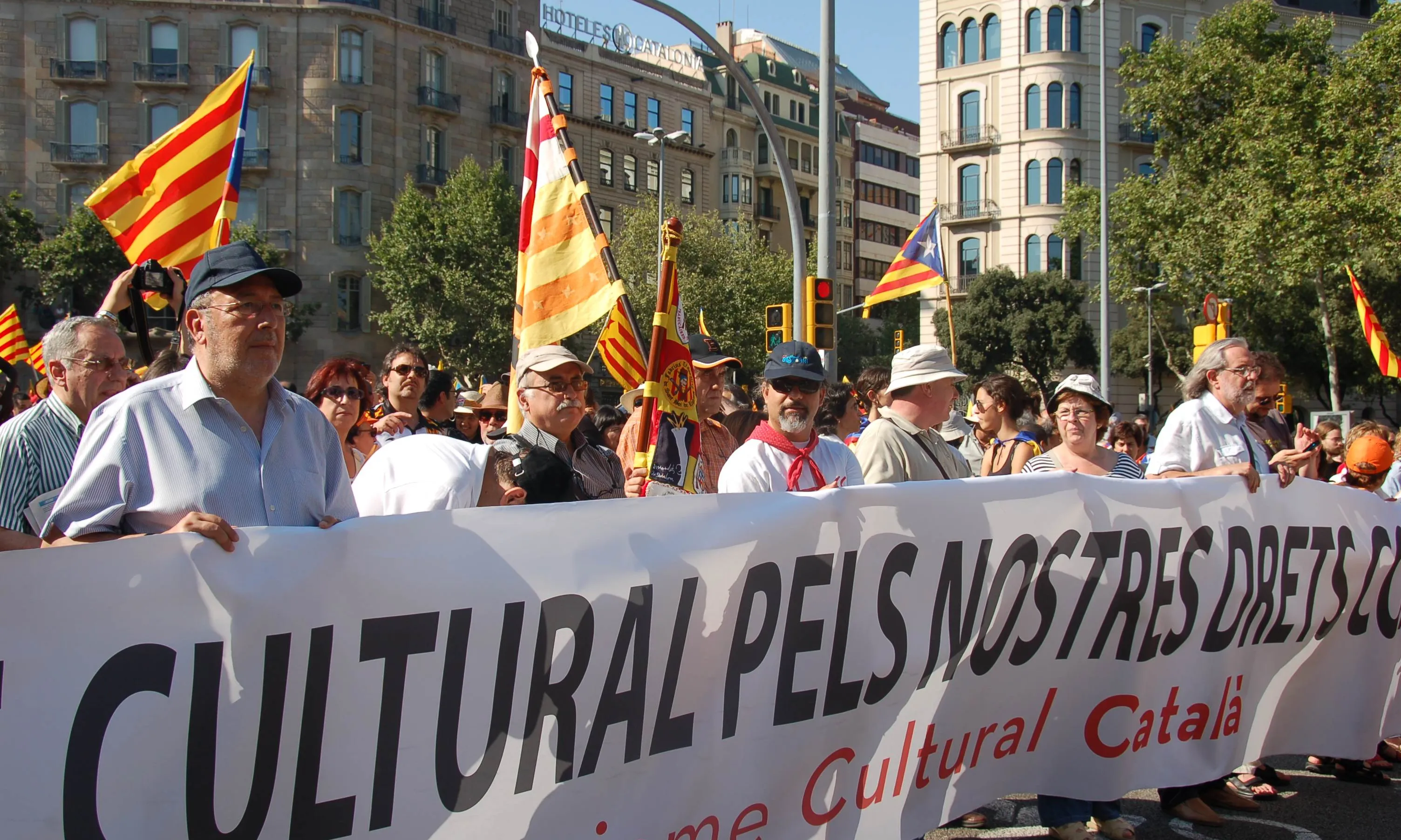 La pancarta de l'ENS de COMUNICACIÓ ASSOCIATIVA amb alguns dels seus dirigents.