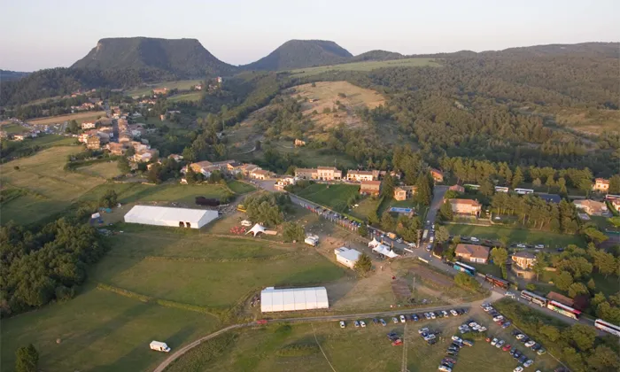 Vista aèrea del lloc on es celebra l'esdeveniment.