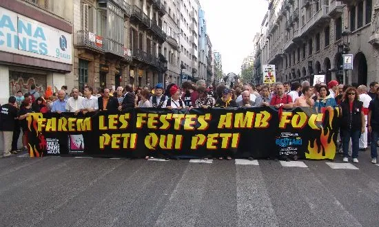 Pancarta que obrí la manifestació en favor de les festes amb foc del set.2009