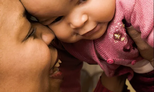 Imatge d'una mare amb el seu fill. Font: Nacions Unides