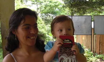 Fotografia d'una noia i un nen amb Cafè Terrassa