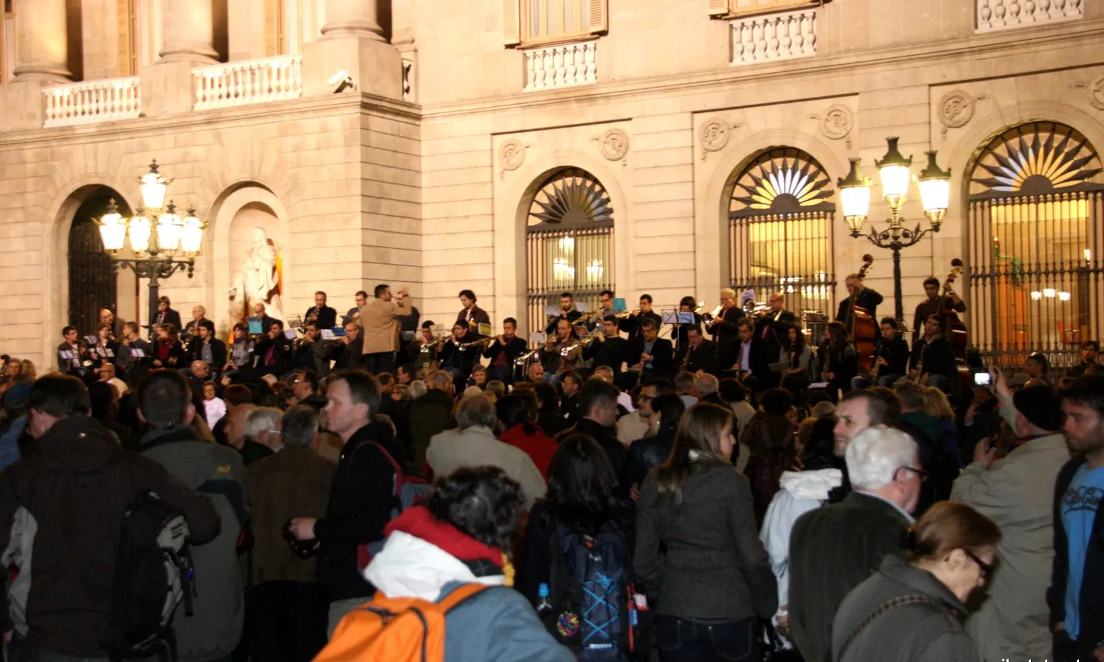 Ballada de sardanes a la Pl. de Sant Jaume de Barcelona. foto: F.'Avi' Botet.