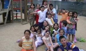 Grup de nens en un parc infantil