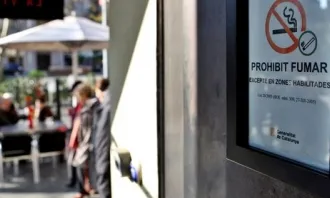 Establiment amb el cartell de "Prohibit fumar"