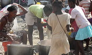 Dones i nenes als camps de refugiats d'Haití. Foto d'Amnistia Internacional