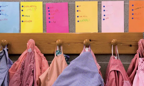 Bates penjades en una escola