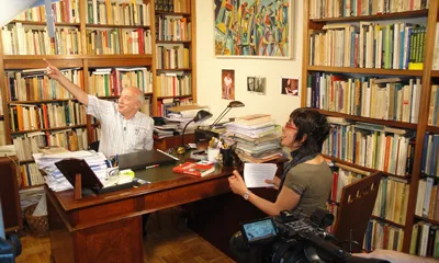 Imatge del rodatge del documental "Diferents". Entrevista al Dr. Gonzalez Duro
