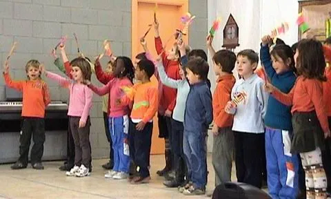 Nens i nenes cantant en grup