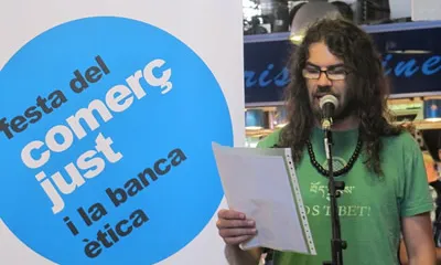 Natxo Tarrés, cantant dels Gossos, llegint el manifest de la festa a Barcelona
