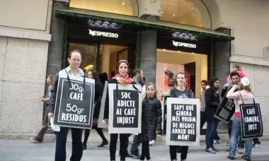 Protesta de Setem Girona davant una tenda de Nespresso