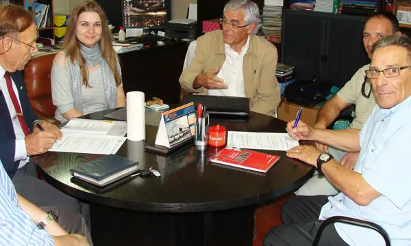 Representants d'Ambulàncies Lázaro, La Muralla i la FCVS formalitzant el donatiu