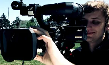 Un reporter ciutadà gravant amb càmera de vídeo