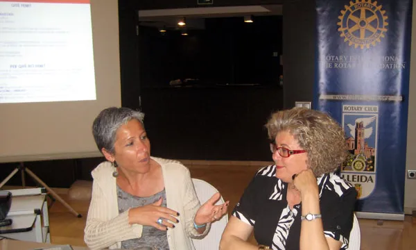 Gemma Mestres i Assumpta Costafreda presentant la FCVS al sopar de Rotary CLub d