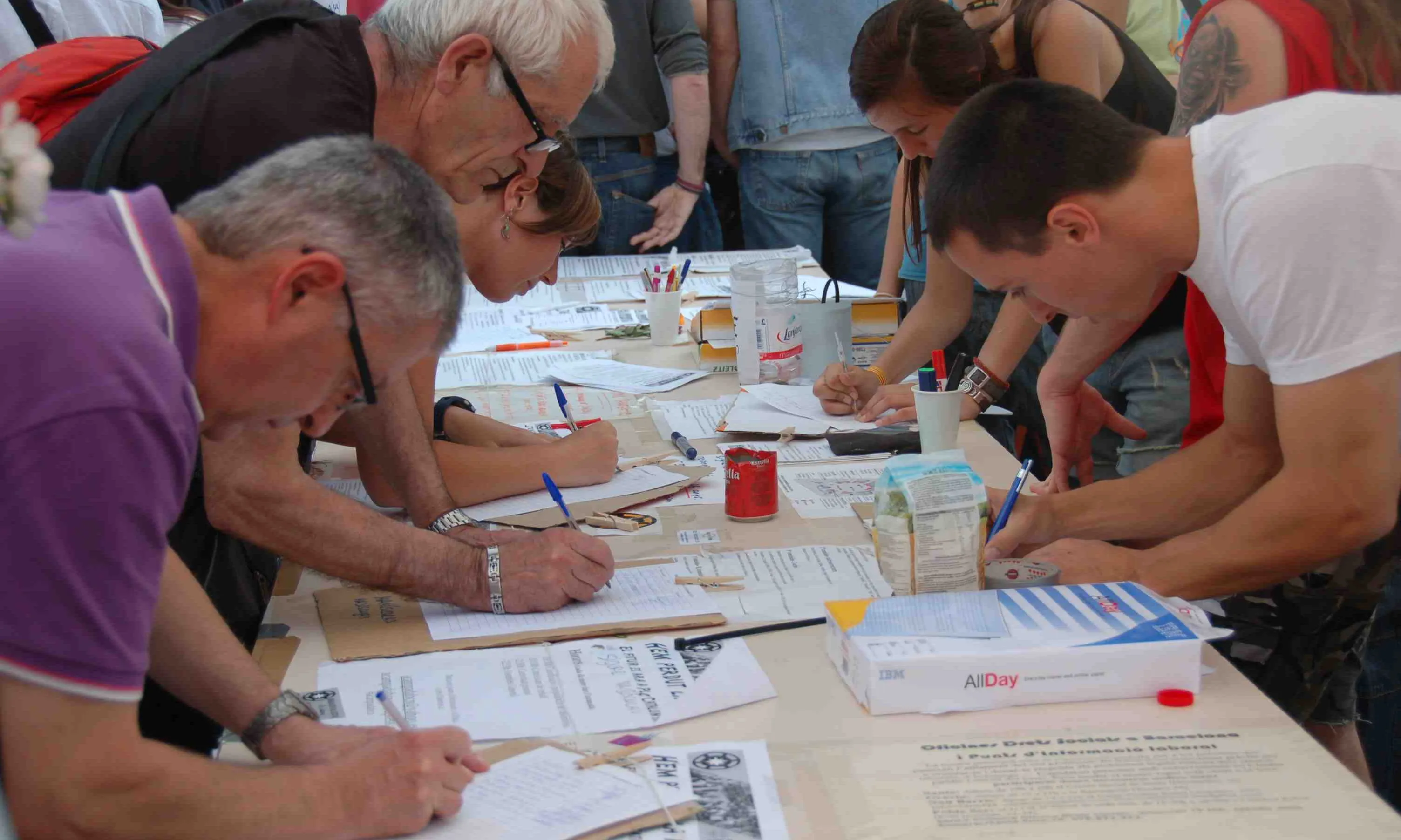 Signant i fent propostes (pl. de Catalunya). (Fot. A.C.)