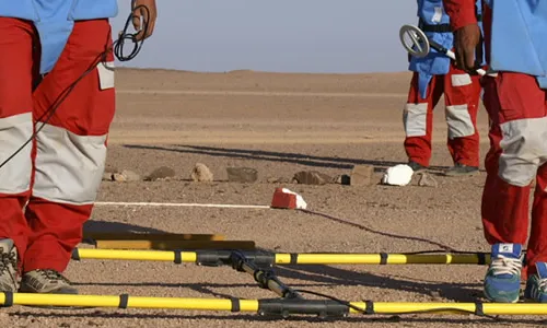 Retirant mines al Sahara occidental. Imatge de la campanya Suma't a l'equip