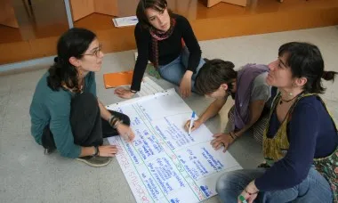 Treballant en grup al curs de gestió de projectes