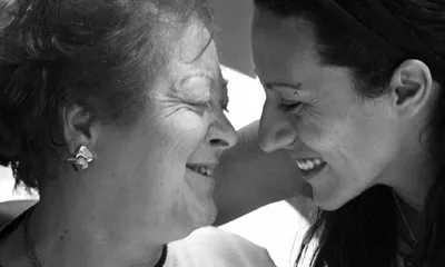 Dona gran amb voluntària. Imatge de la Memòra 2010 d'Amics de la gent gran