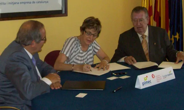 El moment de la signatura del conveni a la seu de PIMEC