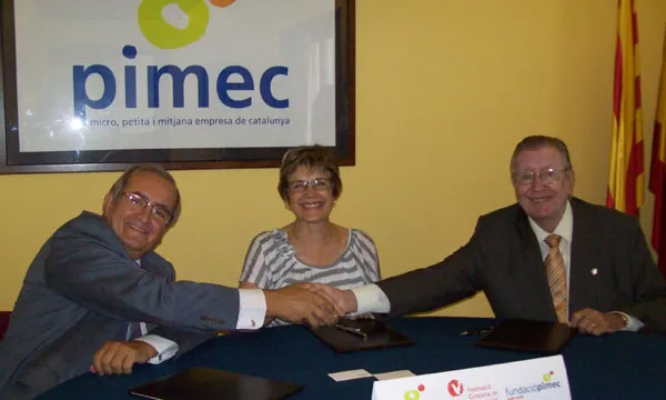 El moment de la signatura del conveni a la seu de PIMEC