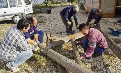 Voluntaris fent tasques de construcció