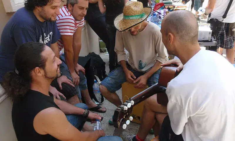 Intercanvi d'una classe de guitarra al mercat d'intercanvi de Gavà