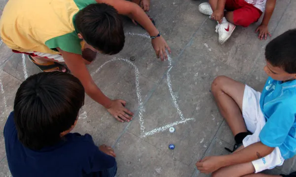 Nens jugant al carrer. http://festivaldejocs.wordpress.com