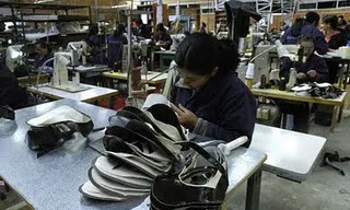 Dona treballant a una factoria tèxtil