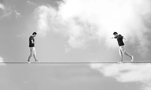 Persones fent equilibris. Font: Cobca (Flickr)