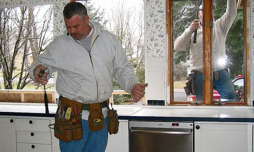 Arreglant una casa. Font: skeggy (Flickr) Arreglant una casa. Font: skeggy (Flickr)