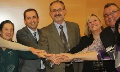 Imatge dels membres de la Taula, agafats de la ma