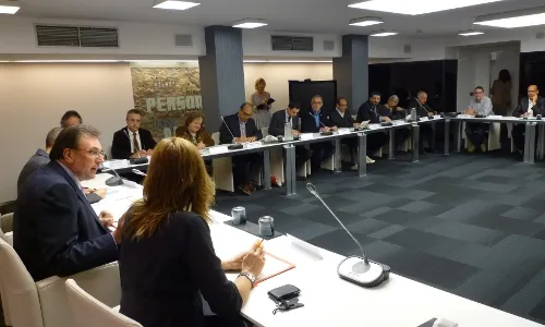 Foto de la constitució del Grup de Treball contra la pobresa i per a la inclusió